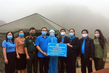 Phó Giáo sư, Tiến sĩ Phạm Thanh Bình, Chủ tịch Công đoàn Y tế Việt Nam, tặng quà cho các cán bộ y tế tham gia chống dịch.