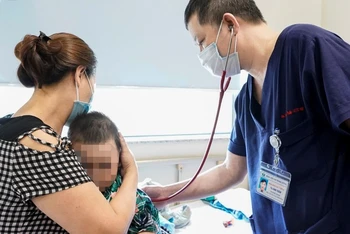 Phó Giáo sư, Tiến sĩ Tạ Anh Tuấn, Trưởng Khoa Điều trị tích cực Nội khoa thăm khám cho bệnh nhi.