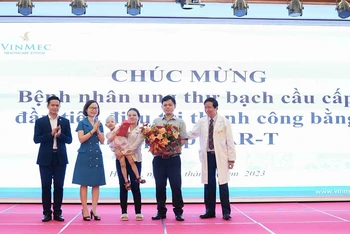 Các y, bác sĩ chúc mừng gia đình bệnh nhi. 