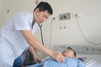 Bác sĩ thăm khám cho bệnh nhân sau phẫu thuật.