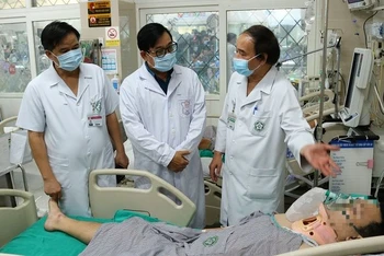 Các y, bác sĩ tập trung cứu chữa cho người bệnh.