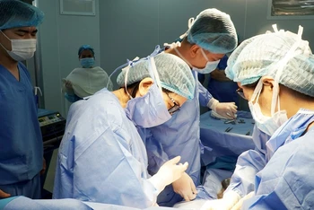 Bác sĩ Hiền Lê và ê-kíp sản khoa thực hiện mổ lấy thai. 