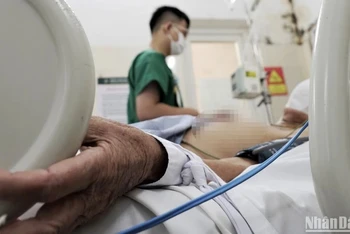 Bệnh nhân mắc sốt xuất huyết điều trị tại bệnh viện. (Ảnh: THẾ KHẢI)