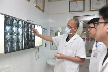 Phó Giáo sư, Tiến sĩ Nguyễn Hồng Hà, Trưởng khoa Phẫu thuật Hàm mặt, Tạo hình và Thẩm mỹ, Bệnh viện Hữu nghị Việt Đức hội chẩn trước khi phẫu thuật.