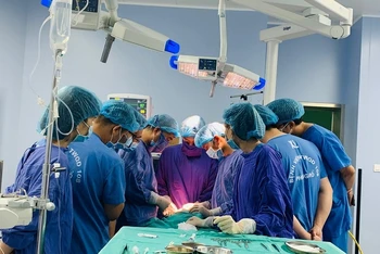 Các bác sĩ phẫu thuật cho người bệnh.