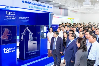 Thủ tướng Chính phủ Phạm Minh Chính cùng với các lãnh đạo tham quan gian hàng của Bệnh viện Đa khoa Tâm Anh.