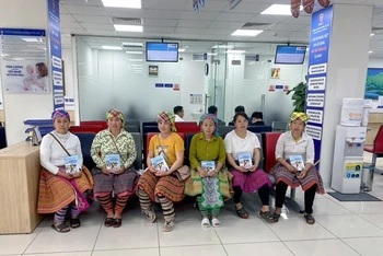 Chủ động phòng dịch bệnh truyền nhiễm, nhiều phụ nữ H’Mông đến VNVC Yên Bái tiêm vaccine.