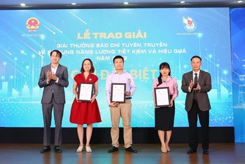 Nhóm tác giả Báo Nhân Dân giành giải Đặc biệt.