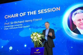 Giáo sư Richard Henry Friend, Chủ tịch Hội đồng Giải thưởng VinFuture phát biểu mở đầu phiên tọa đàm.