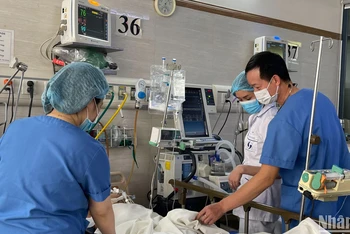 Các bác sĩ chăm sóc trường hợp bệnh nhân nặng nằm theo dõi tại Khoa Hồi sức tích cực.