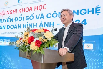 Giáo sư, Tiến sĩ Phạm Minh Thông, Chủ tịch Hội Điện quang Việt Nam phát biểu chào mừng lãnh đạo Hội Điện quang và Y học hạt nhân Việt Nam.