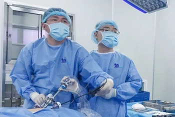 Các bác sĩ can thiệp cho người bệnh.