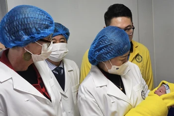 Bộ trưởng Y tế Đào Hồng Lan chào đón những em bé sinh đầu năm Giáp Thìn. 