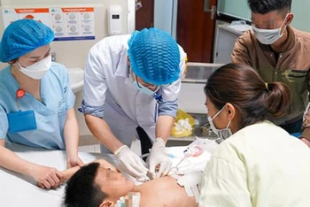 Bệnh nhi đang được các bác sĩ thăm khám sau phẫu thuật.