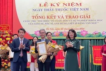 Trao giải cho tác giả đạt giải cuộc thi "Tìm hiểu cuộc đời và sự nghiệp khoa học của Giáo sư, bác sĩ, Anh hùng Liệt sĩ Đặng Văn Ngữ".