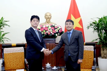 Thứ trưởng Thường trực Bộ Ngoại giao Nguyễn Minh Vũ đã tiến hành hội đàm với ông Komura Masahiro, Hạ nghị sĩ, Thứ trưởng Ngoại giao Nhật Bản.