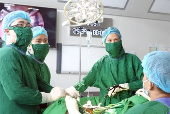 Các bác sĩ thực hiện kỹ thuật nội soi buồng tử cung.