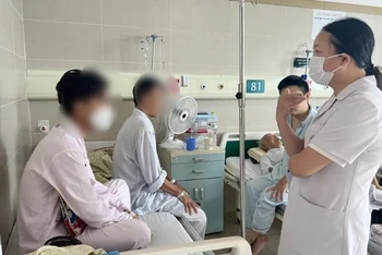 Bác sĩ tuyên truyền cho người bệnh về tác hại thuốc lá điện tử.