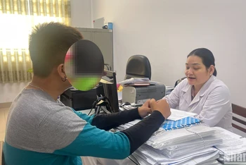 Bác sĩ tư vấn, cấp thuốc điều trị ARV cho người nhiễm HIV