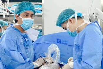 Bác sĩ thực hiện kỹ thuật truyền máu trong tử cung cho sản phụ.