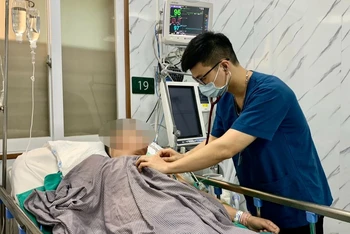 Bác sĩ chuyên khoa II Nguyễn Tiến Dũng, Trung tâm Đột quỵ, Bệnh viện Bạch Mai thăm khám cho người bệnh.