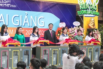 Ban Giám hiệu trường cắt băng khánh thành thùng rác phân loại mới, khởi động dự án "Lương Thế Vinh - Kiến tạo tương lai xanh".