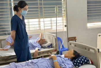 Bệnh nhân viêm gan nhiễm độc nằm điều trị tại Bệnh viện Bệnh Nhiệt đới Trung ương.