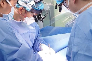 Các bác sĩ phẫu thuật cho bệnh nhi.