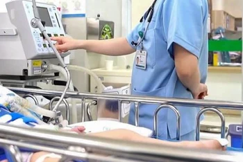 Trẻ đang nằm điều trị tích cực tại Bệnh viện Nhi Trung ương.