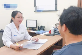 Bác sĩ chuyên khoa I Đỗ Thị Hằng, Trưởng đơn vị Nội thận-Lọc máu, Phòng khám Đa khoa Tâm Anh Quận 7, tái khám cho A. 