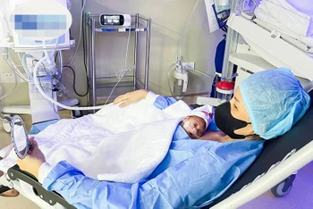 Trẻ sinh non được da kề da.