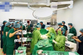 Ê-kíp tiến hành cấp cứu cho sản phụ.