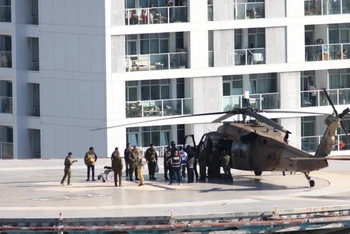 Trực thăng chở con tin Israel được Hamas trả tự do về tới Tel Aviv, Israel ngày 1/2. (Ảnh: THX/TTXVN)