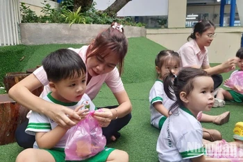 Học sinh Trường mầm non 19-5 Thành phố, Quận 1, Thành phố Hồ Chí Minh trong giờ hoạt động trong khuôn viên nhà trường.