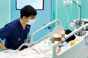 Thạc sĩ, bác sĩ Đồng Phú Khiêm, Phó Giám đốc Trung tâm Hồi sức tích cực thăm khám người bệnh.