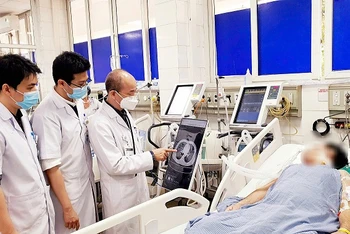 Phó Giáo sư, Tiến sĩ Đỗ Duy Cường Viện trưởng, Viện Y học nhiệt đới, Bệnh viện Bạch Mai cùng các bác sĩ đánh giá biến chứng viêm phổi ở bệnh nhân sởi. (Ảnh minh họa: BVCC)