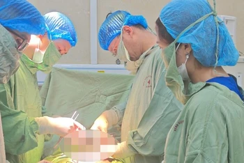 Các bác sĩ phẫu thuật loại bỏ khối u cho bệnh nhân.