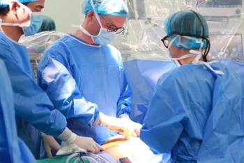 Các bác sĩ phẫu thuật cho bệnh nhân. (Ảnh: BVCC)