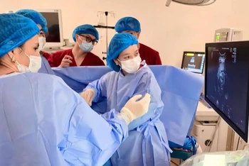 Các bác sĩ can thiệp cứu sống thai nhi.