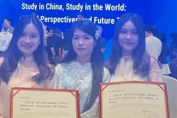 Nguyễn Huyền Anh (phải) chụp ảnh tập thể cùng các sinh viên Việt Nam đạt giải tại lễ trao giải