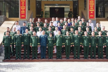 Các đại biểu chụp ảnh lưu niệm.