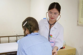 Bác sĩ tại Trung tâm Hemophilia, Viện Huyết học-Truyền máu Trung ương thăm khám cho người bệnh nữ bị rối loạn chảy máu.