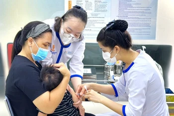 Tiêm vaccine là biện pháp phòng bệnh sởi chủ động. (Ảnh minh họa)