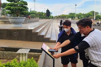 Giới trẻ thích thú với trải nghiệm Dự án “Yêu lắm Việt Nam”.