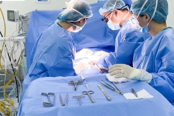 Các bác sĩ phẫu thuật cấp cứu ngay sau khi em bé chào đời.