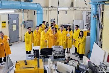 Đại biểu tham quan lò phản ứng hạt nhân Đà Lạt.