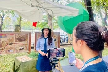 Mạc Lương Hà Anh (sinh viên Học viện Ngoại giao) làm bài dự thi bằng những chất liệu độc đáo tại triển lãm. 