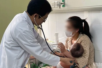 Bệnh nhi mắc sởi nằm điều trị tại Bệnh viện Nhi Trung ương. (Ảnh minh họa: THIÊN LAM)