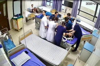 Bác sĩ đang nỗ lực cấp cứu bệnh nhi 12 tuổi. (Ảnh: TTYT huyện Thanh Ba)