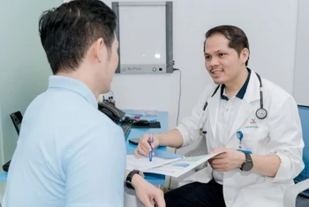 Tiến sĩ, bác sĩ Ngô Chí Cương, Phó Giám đốc Bệnh viện đa khoa Medlatec tư vấn cho người bệnh.